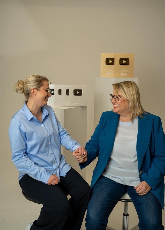 Lisa und Nell mit ihren Play-Buttons